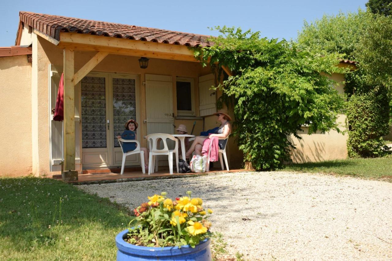 Village De Gites Le Chatenet Thonac Exterior photo