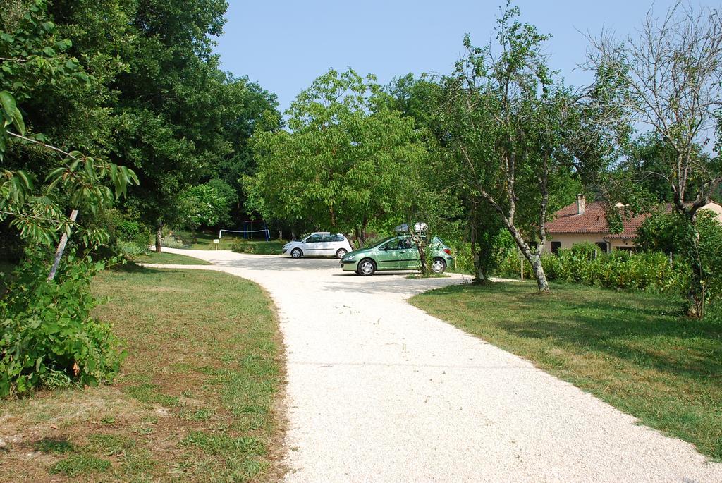 Village De Gites Le Chatenet Thonac Exterior photo